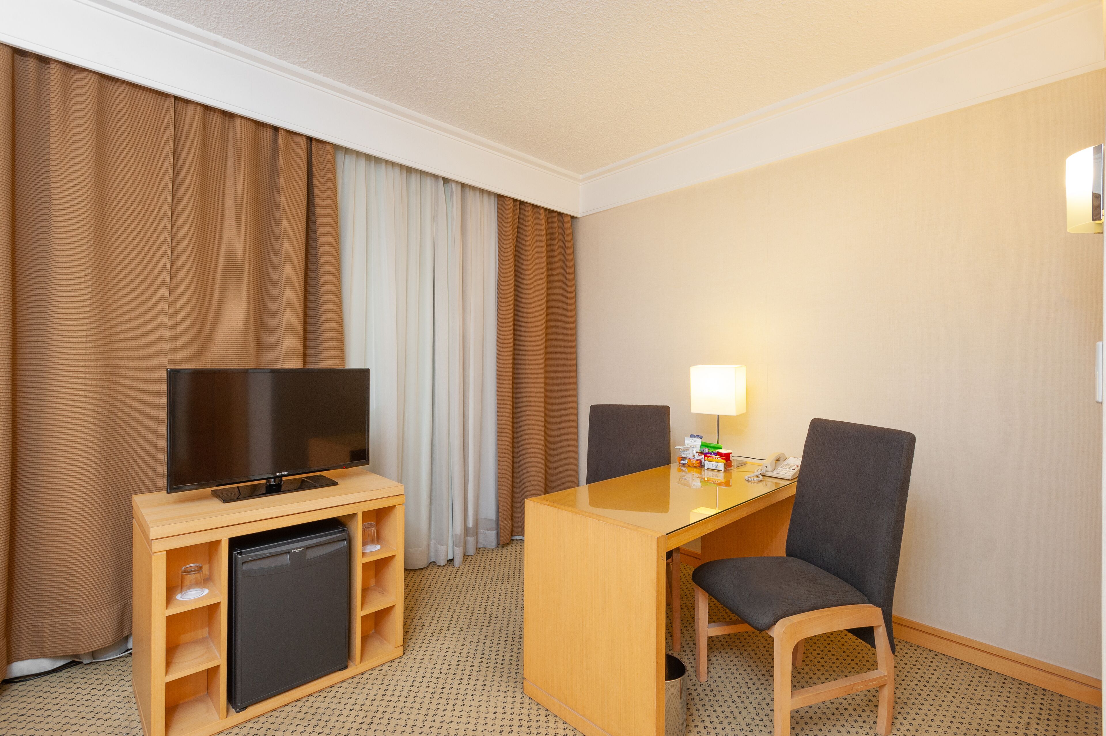 deluxe room, 2 single beds | 1 bedroom, minibar, in-room safe, desk