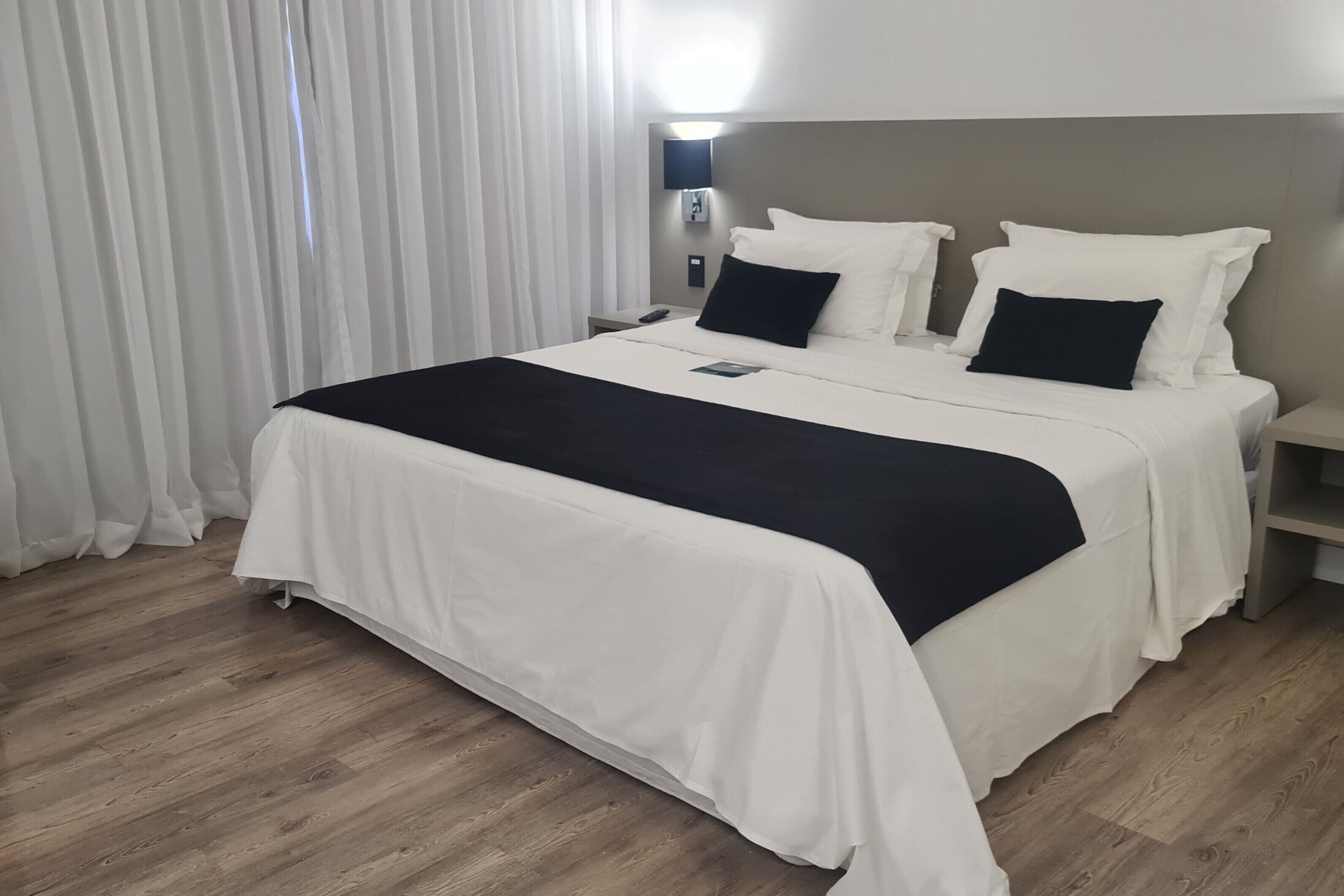 Quarto duplo superior | Frigobar, cofres nos quartos, escrivaninha, cortinas blackout