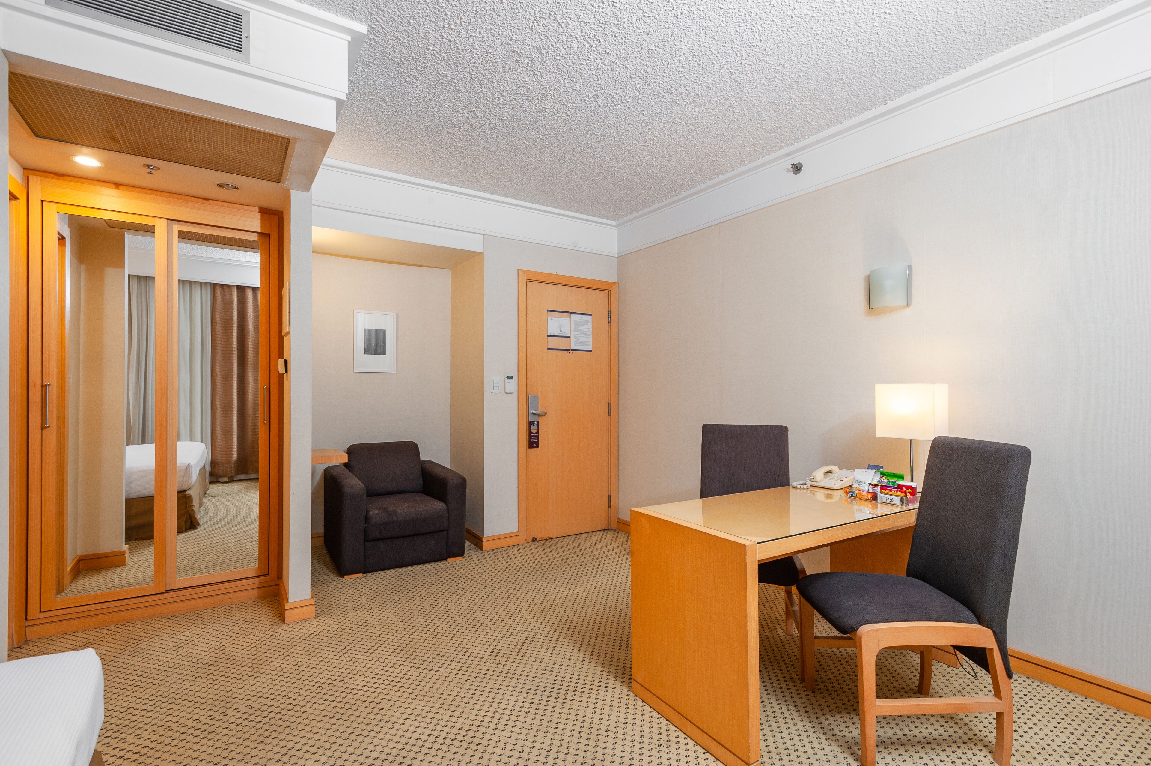deluxe room | 1 bedroom, minibar, in-room safe, desk
