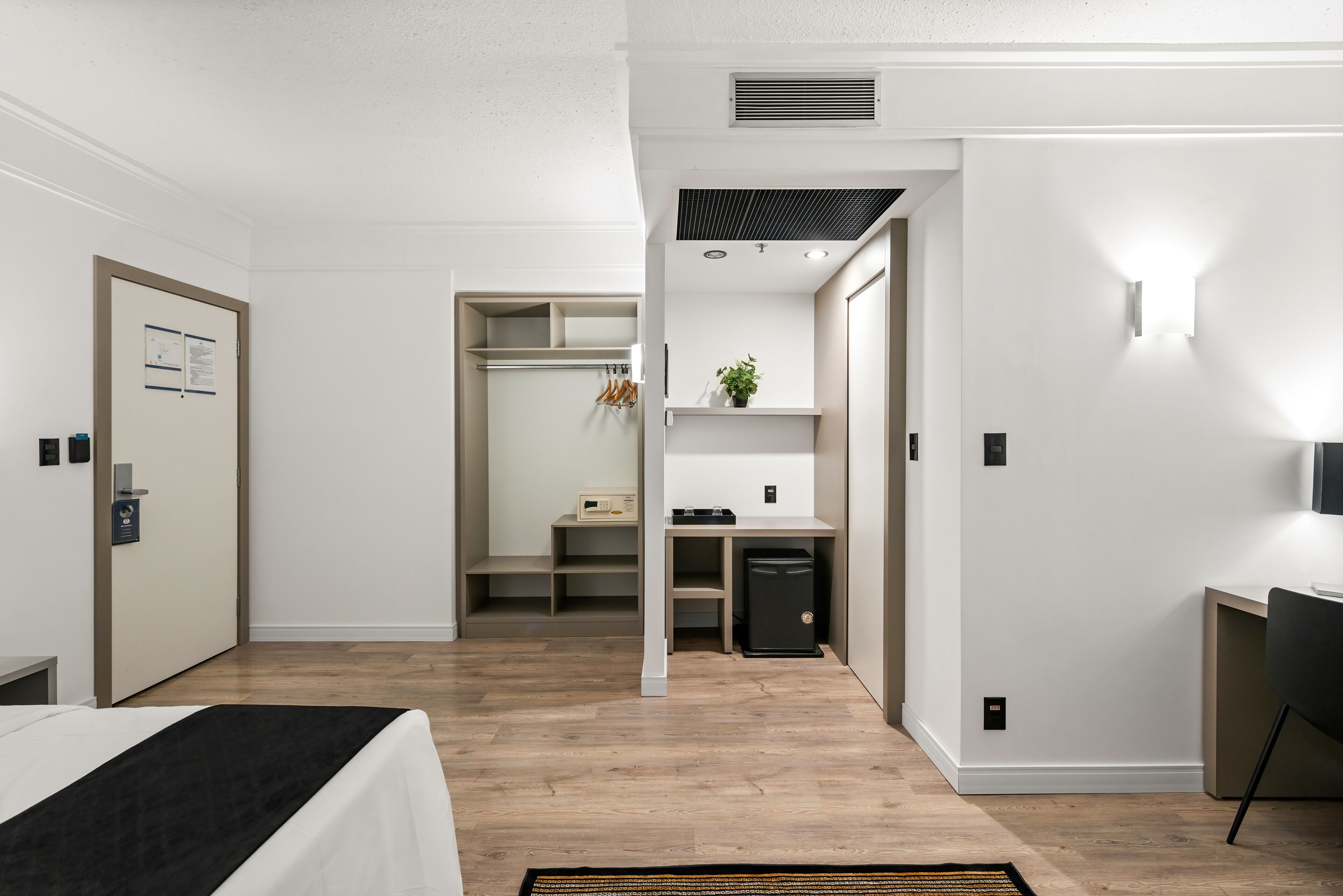 Frigobar, cofres nos quartos, escrivaninha, cortinas blackout