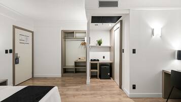 Frigobar, cofres nos quartos, escrivaninha, cortinas blackout