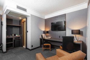 Premium Twin Room | 1 bedroom, minibar, in-room safe, desk