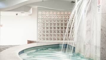 Una piscina techada
