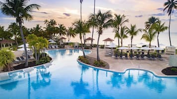 3 udendørs pools, åben fra kl. 07.00 til kl. 22.00, liggestole