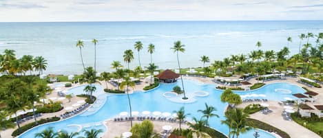 3 udendørs pools, åben fra kl. 07.00 til kl. 22.00, liggestole