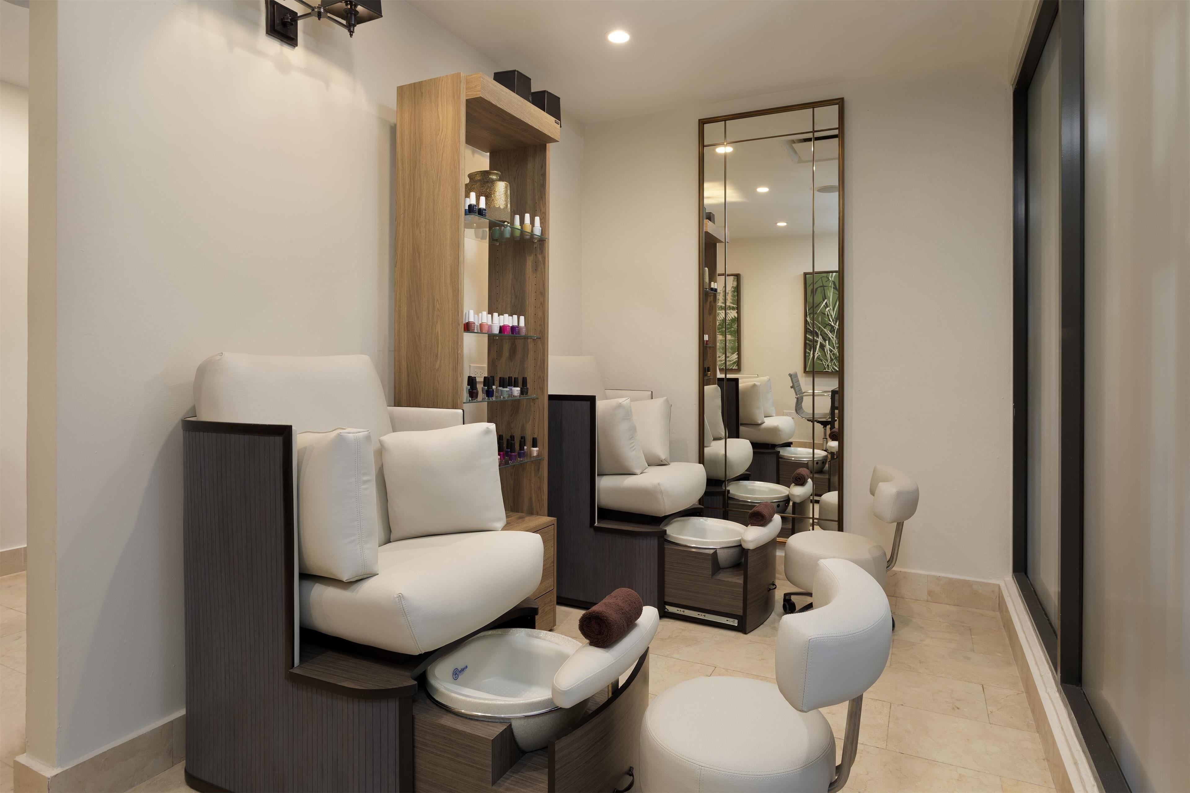 Couples treatment rooms, sauna, hot tub, steam room, body treatments