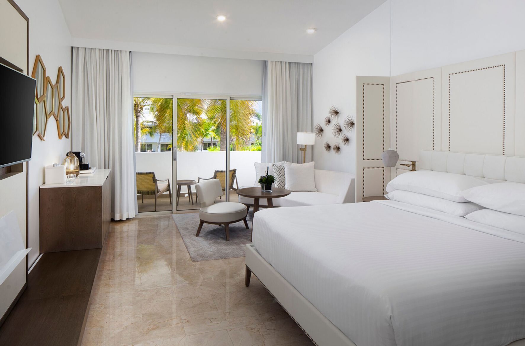 高档床上用品、加厚床垫、客房内保险箱、遮光窗帘