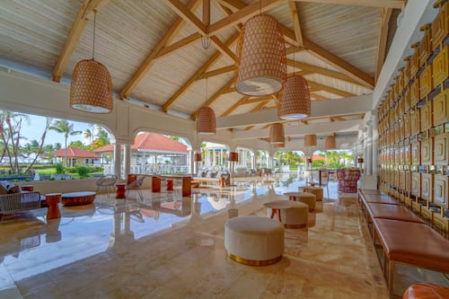 2 bares/lounges, bar molhado, bar ao lado da piscina, bar na praia