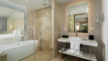 Une salle de bain moderne avec une douche à parois de verre, une baignoire sur pieds et un meuble-lavabo avec un miroir.