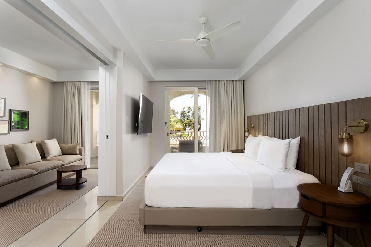 高档床上用品、加厚床垫、客房内保险箱、遮光窗帘