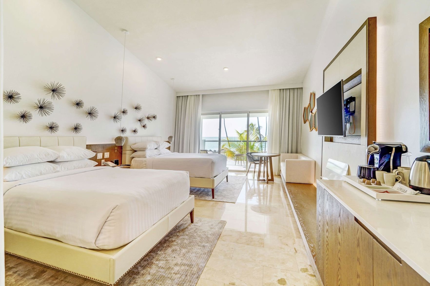 高档床上用品、加厚床垫、客房内保险箱、遮光窗帘