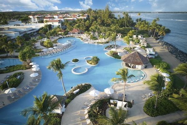 3 piscine all'aperto, con ingresso dalle 07:00 alle 22:00, lettini