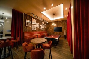 4 restaurants; breakfast, lunch and dinner served 
