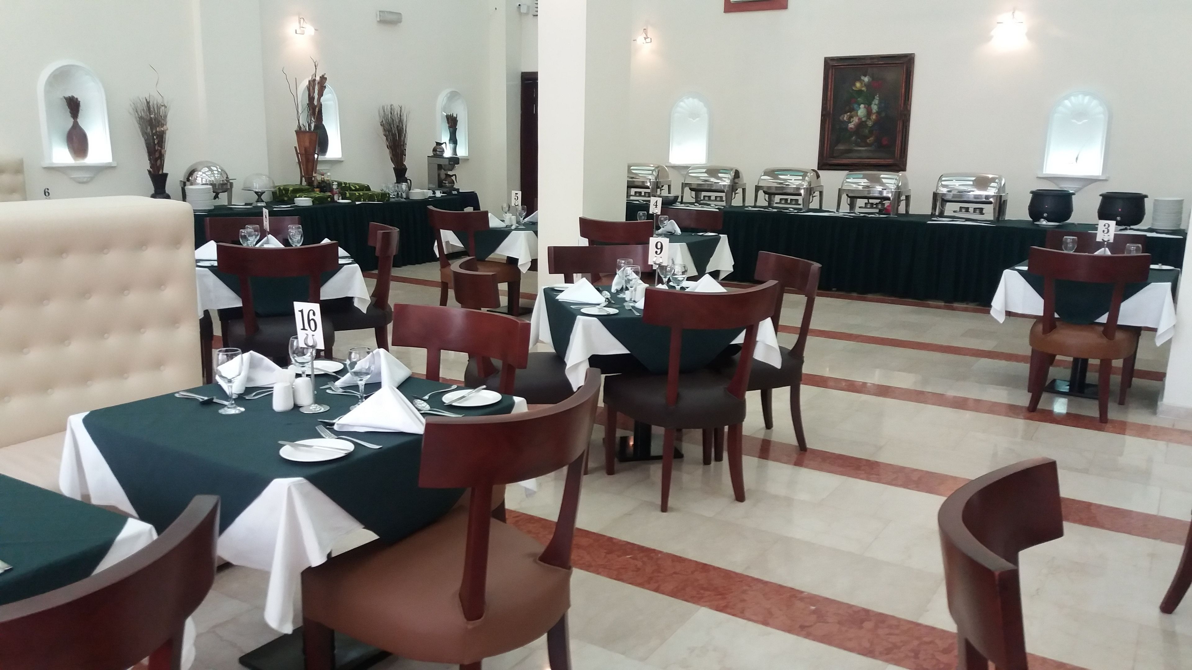 Café da manhã com buffet grátis todos os dias