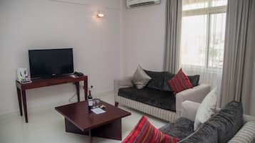 Executive Suite | Minibar, free wired internet