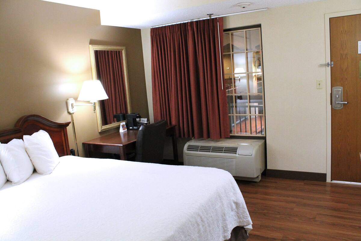 Standard Room, 1 Queen Bed, Non Smoking (Interior) | 1 bedroom, in-room safe, desk, iron/ironing board