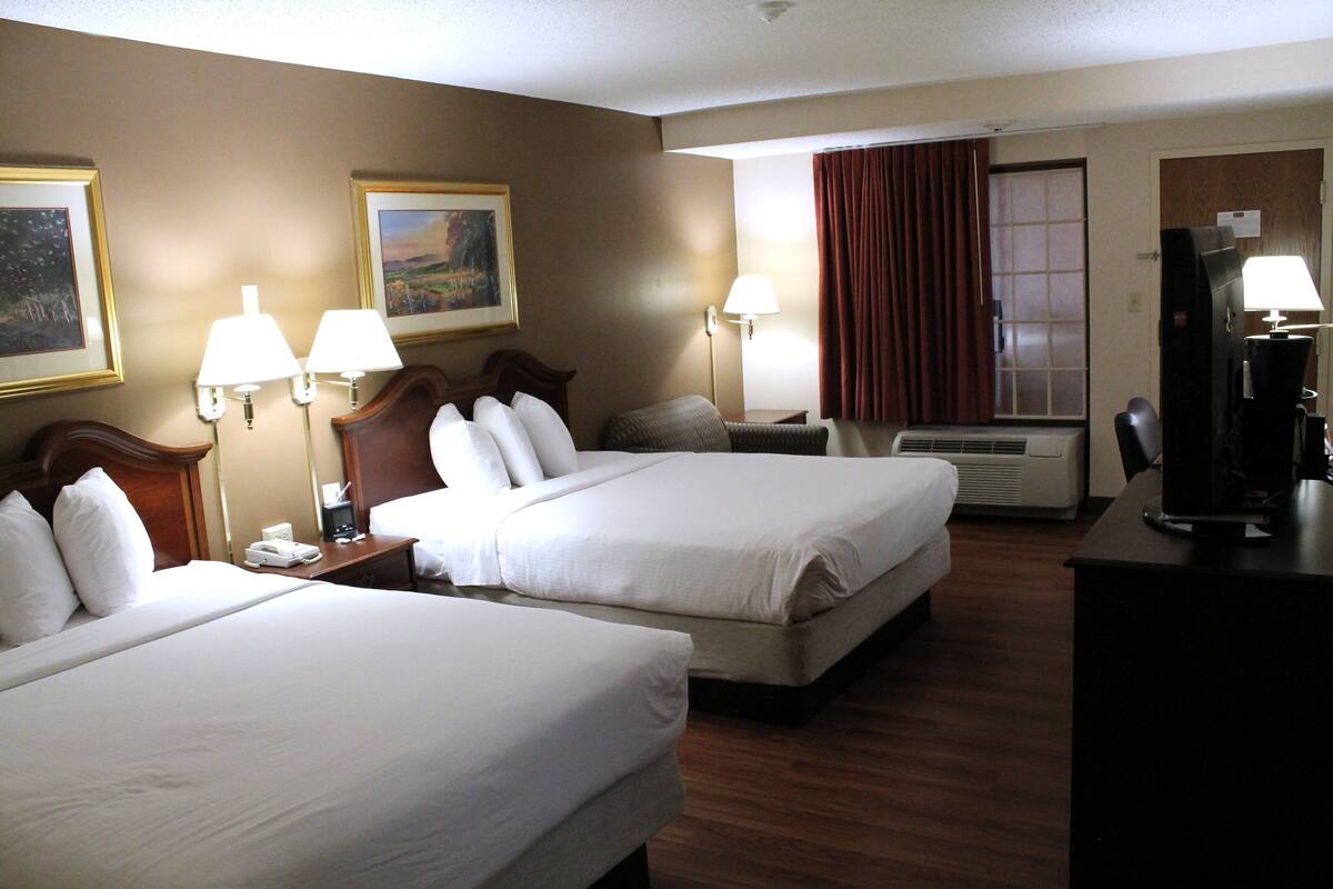 standard room, 2 queen beds, non smoking (interior) | room amenity