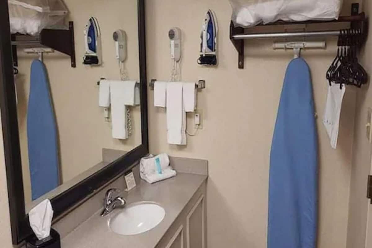 combined shower/bathtub, free toiletries, hair dryer, towels
