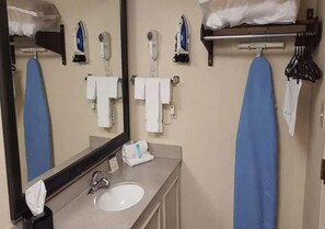Combined shower/bathtub, free toiletries, hair dryer, towels