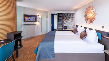 Kamar Double, balkon, pemandangan danau | Minibar, brankas, meja kerja, dan tirai kedap cahaya