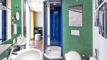 Amenidades de baño gratuitas, secadora de cabello, pantuflas, toallas