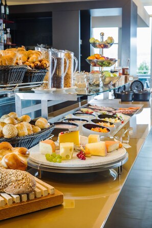 Desayuno continental todos los días (CHF 28.00 por persona) 