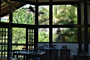 Déjeuner, dîner et souper servis sur place, vue sur le jardin 