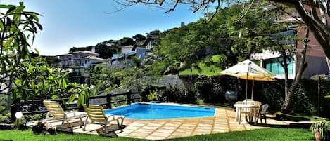 Piscine extérieure, parasols de plage, chaises longues