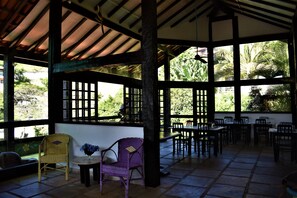 Déjeuner, dîner et souper servis sur place, vue sur le jardin 