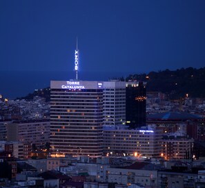 Vista frontal de la propiedad por la tarde o noche