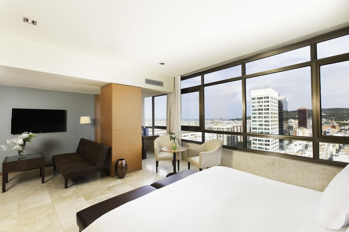 Frigobar, cofres nos quartos, escrivaninha, cortinas blackout
