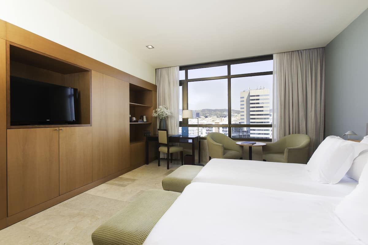 Frigobar, cofres nos quartos, escrivaninha, cortinas blackout