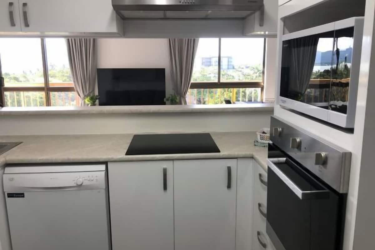 Private kitchen | Full-size fridge, microwave, oven, stovetop