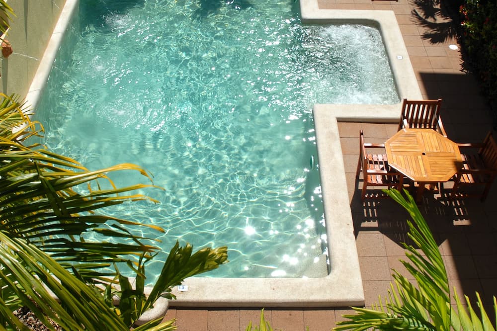 Bay Village Tropical Retreat & Apartments