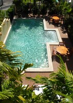 Una piscina al aire libre, tumbonas