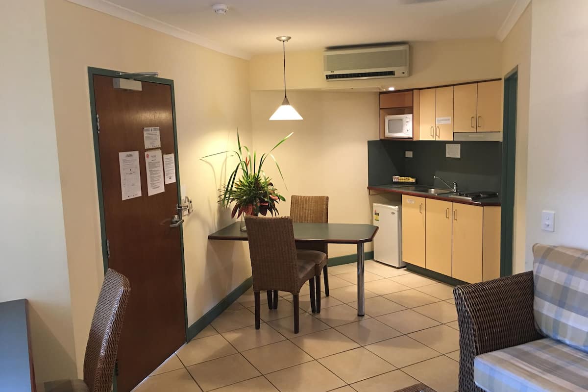suite, 1 bedroom | private kitchenette | fridge, coffee/tea maker