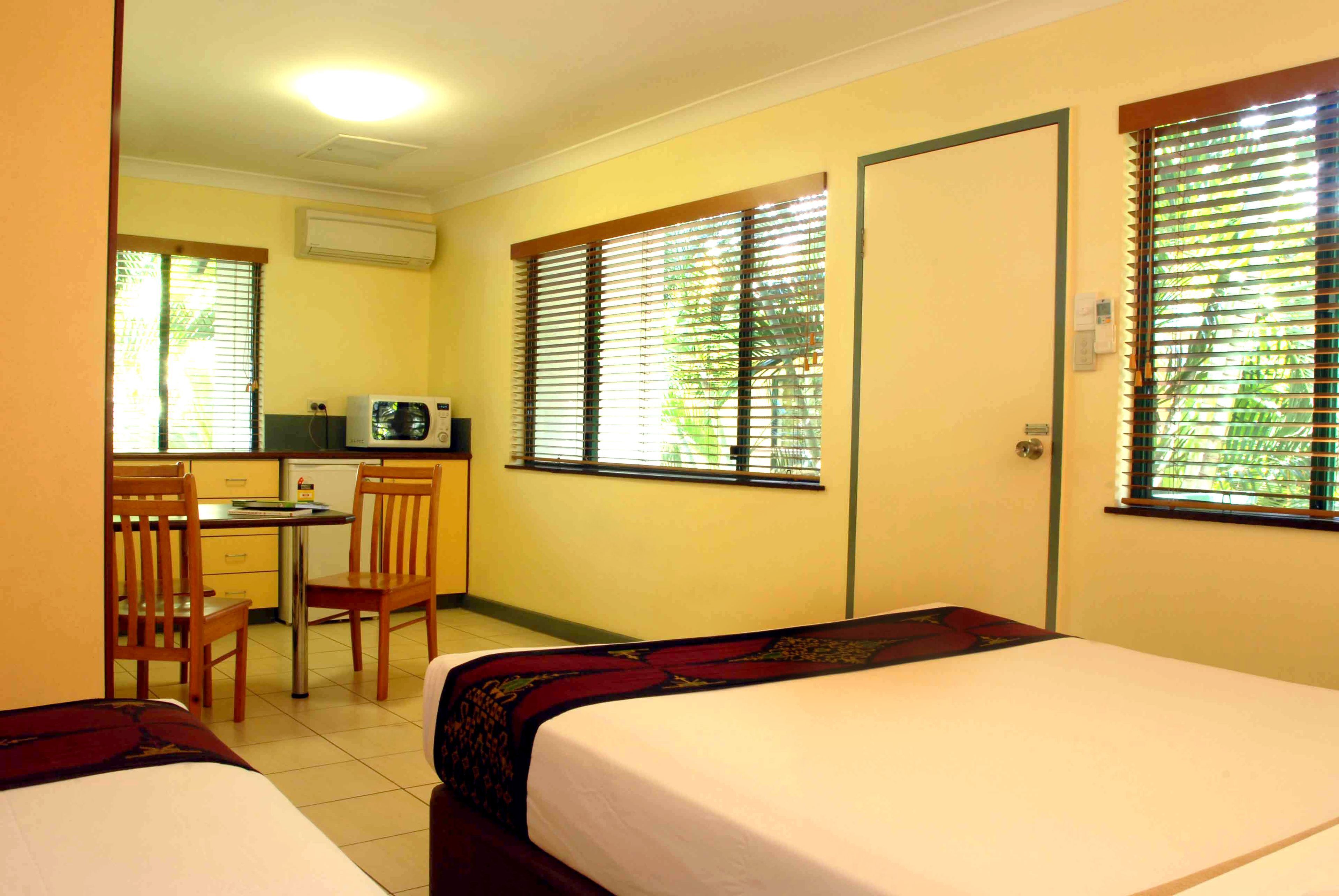 Bureau, fer et planche à repasser, lit de bébé (supplément)