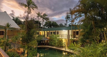 Bay Village Tropical Retreat & Apartments