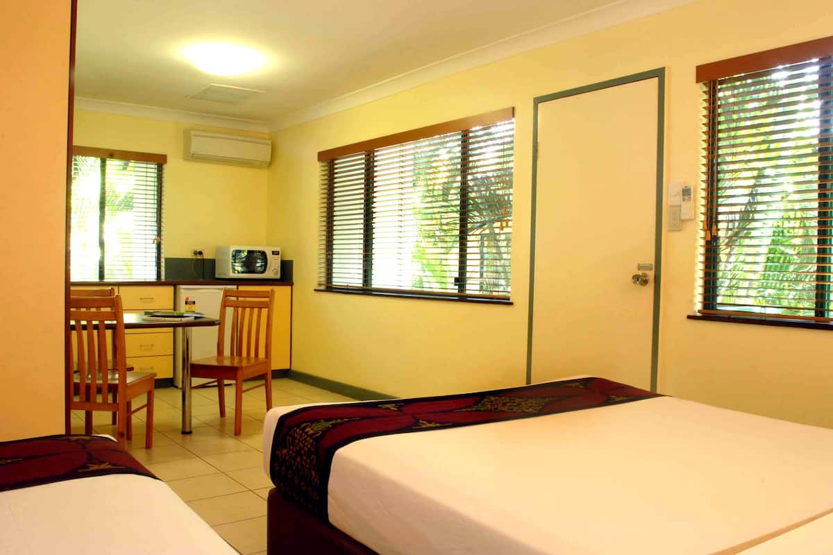 Meja kerja, setrika/meja setrika, dan tempat tidur bayi (biaya tambahan)