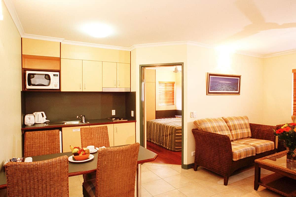 Suite, 1 kamar tidur | Meja kerja, setrika/meja setrika, dan tempat tidur bayi (biaya tambahan)