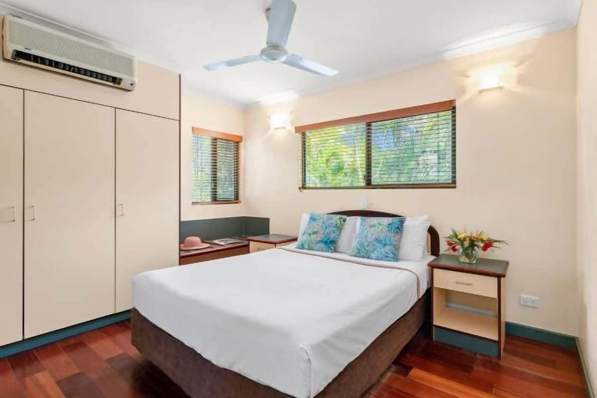 Meja kerja, setrika/meja setrika, dan tempat tidur bayi (biaya tambahan)