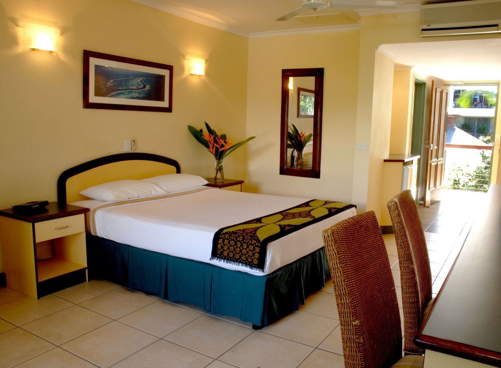 Bureau, fer et planche à repasser, lit de bébé (supplément)