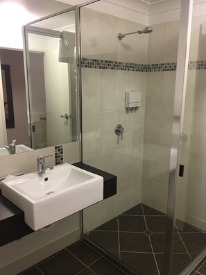Chuveiro, produtos de toalete grátis, secador de cabelo 