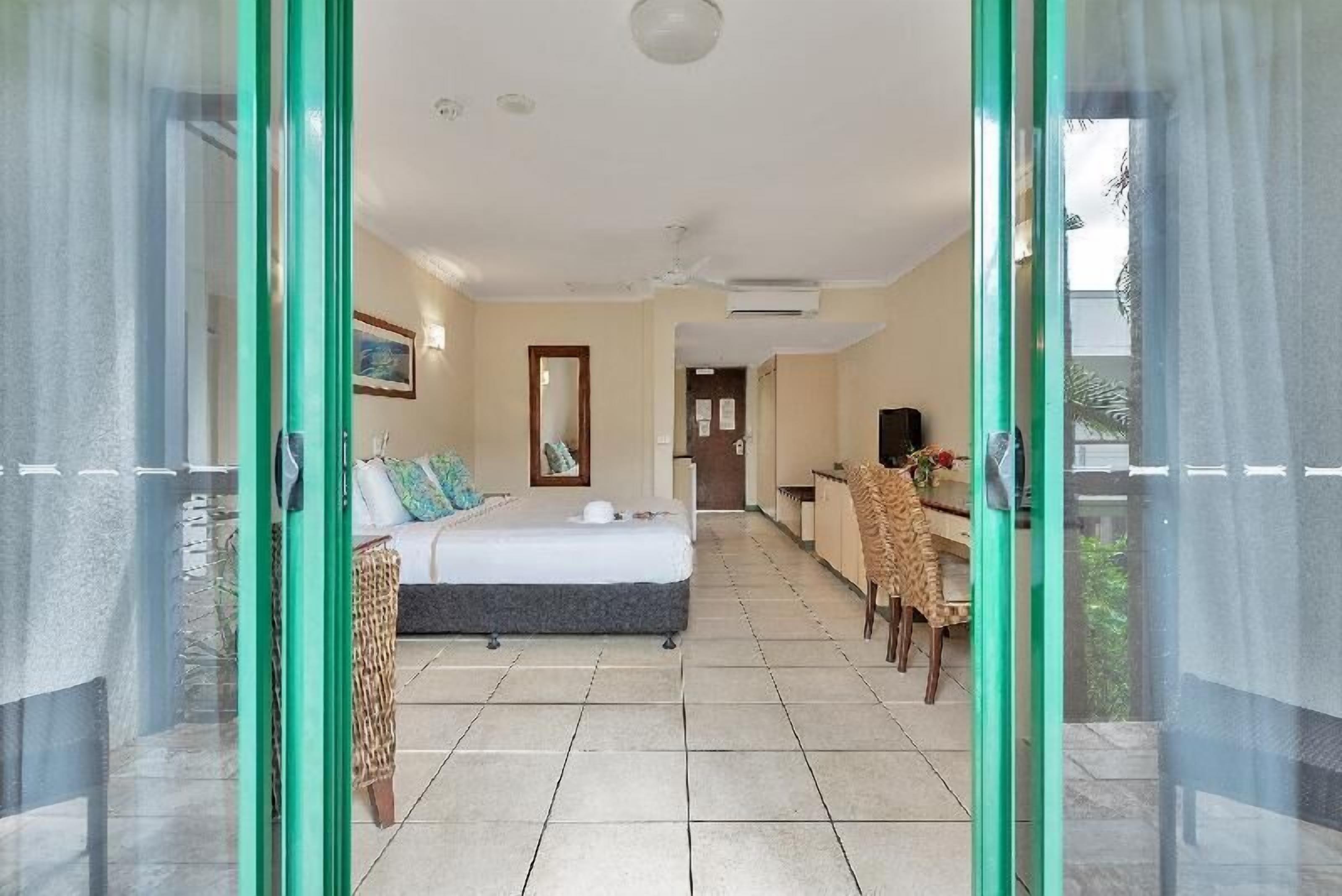 Bureau, fer et planche à repasser, lit de bébé (supplément)