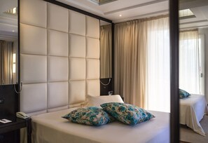 Luxe beddengoed, een minibar, een kluis op de kamer