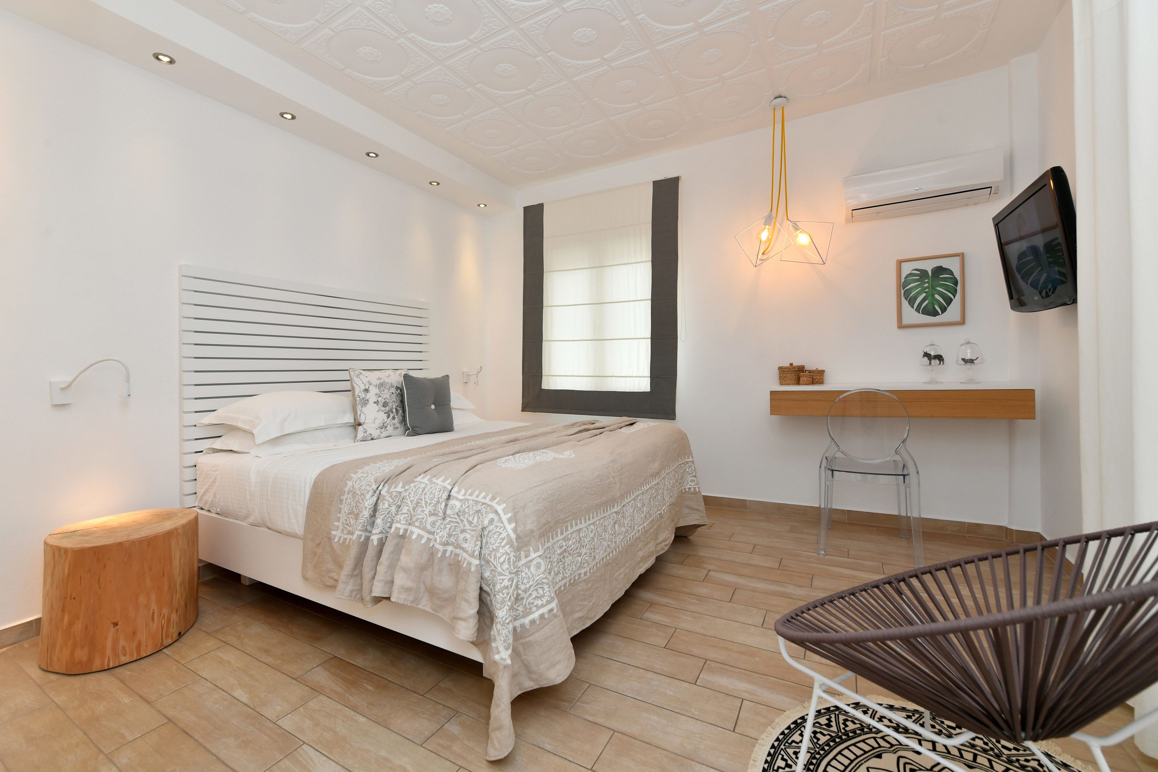 Une chambre à coucher moderne avec un lit, une table de chevet et une chaise.