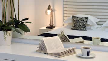 Kamar Comfort, balkon | Seprai premium, tempat tidur Select Comfort, dan brankas