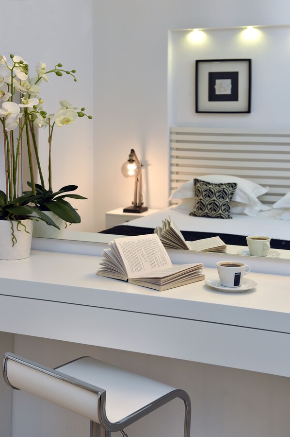 Quarto conforto, sacada | Roupas de cama premium, camas Select Comfort, cofres nos quartos