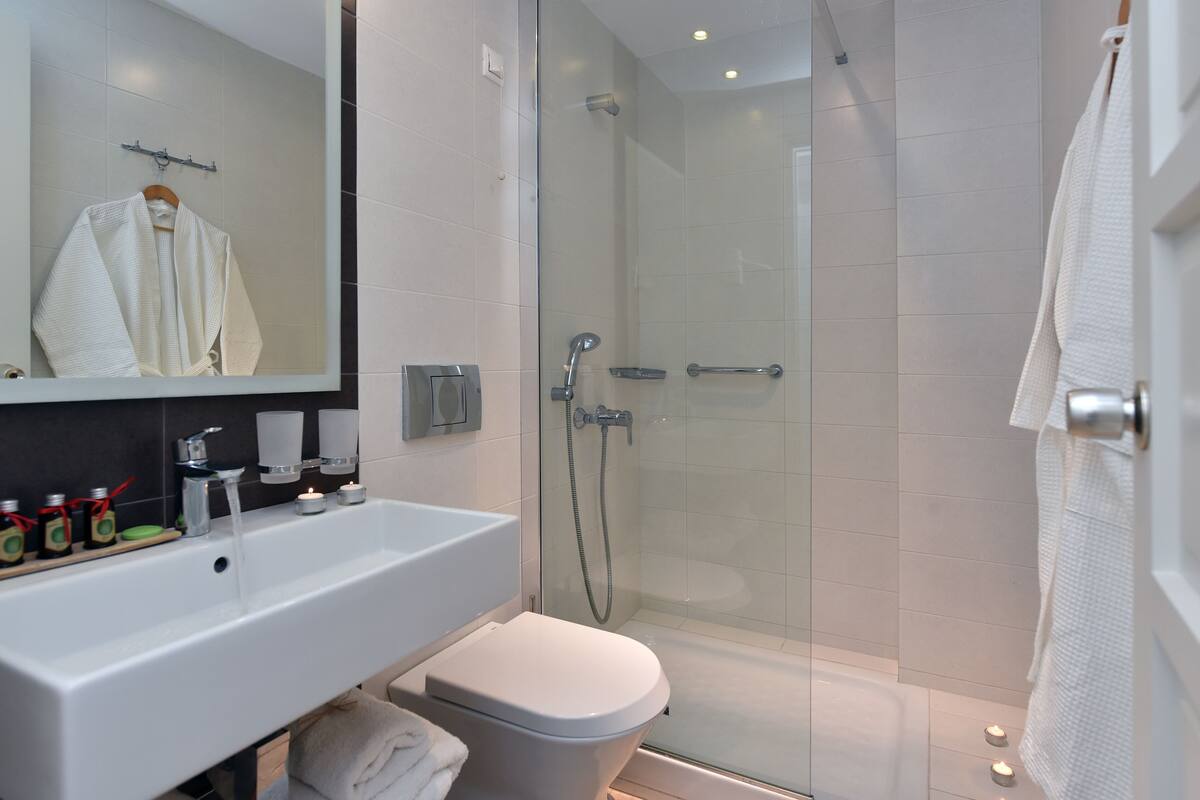 premium bedding, select comfort beds, in-room safe