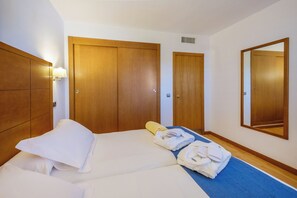 1 habitación, decoración personalizada y escritorio 